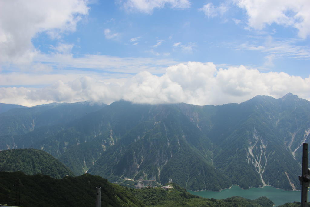 大観峰展望台から後立山連峰と黒部湖を望む