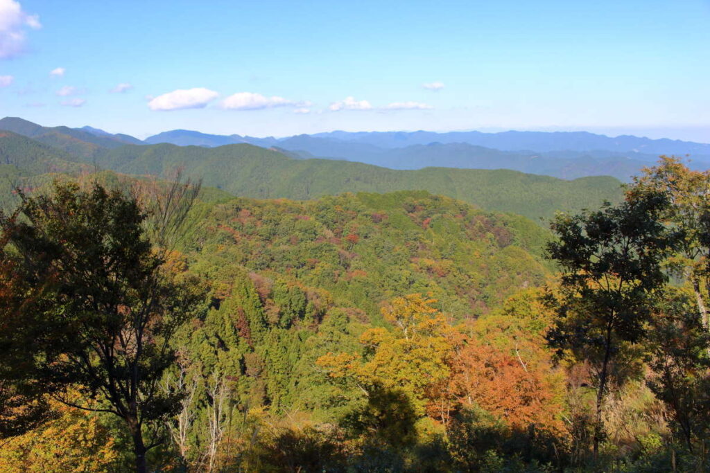 景色が素晴らしい岩茸石山の山頂