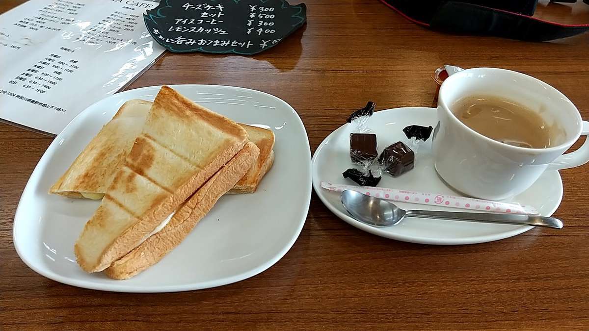 レストハウス内のカフェでホットサンドとコーヒーの朝食！