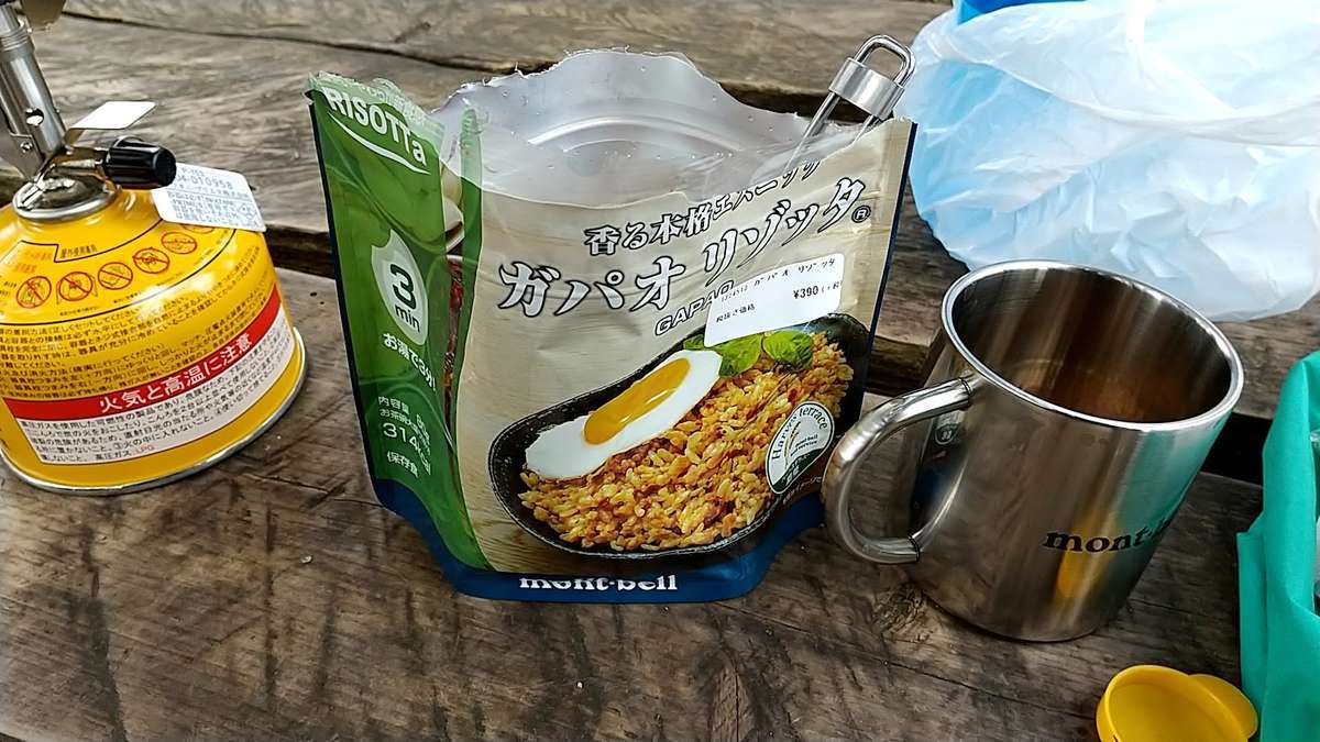 お昼はモンベルの「ガパオリゾット」とインスタントコーヒー