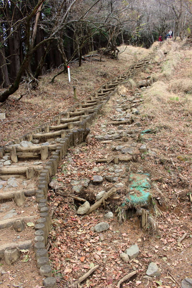 急な階段が続く堀山の家→花立山荘は最もツライ区間