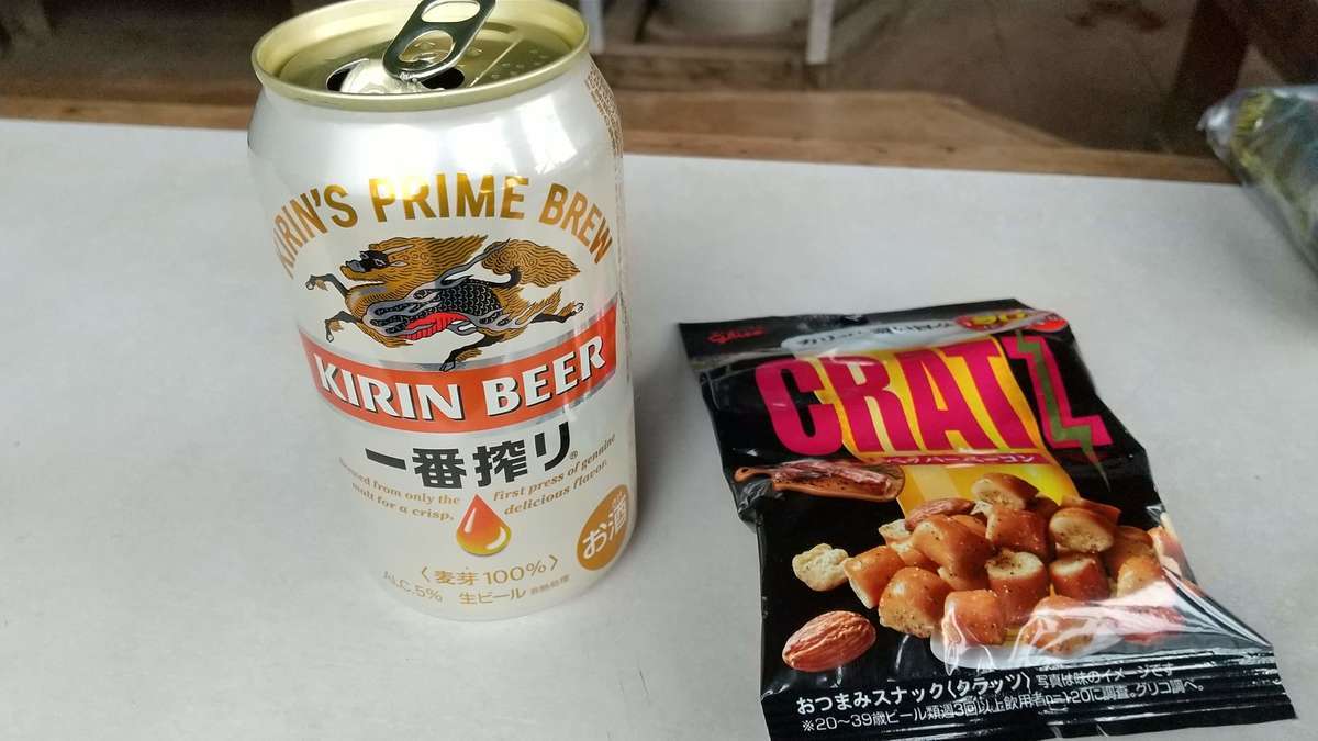 購入したビール（500円）と持参したおつまみで乾杯！