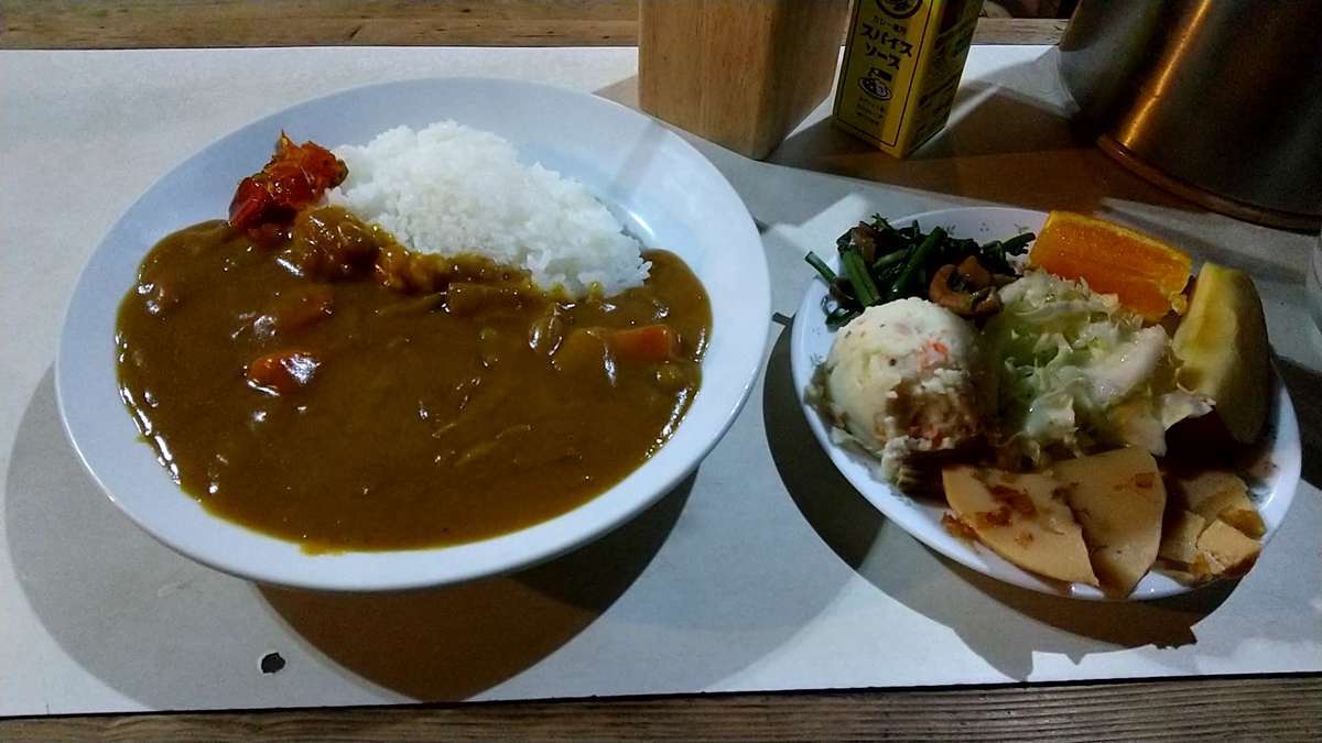 尊仏山荘の夕食はカレーライスとサラダ