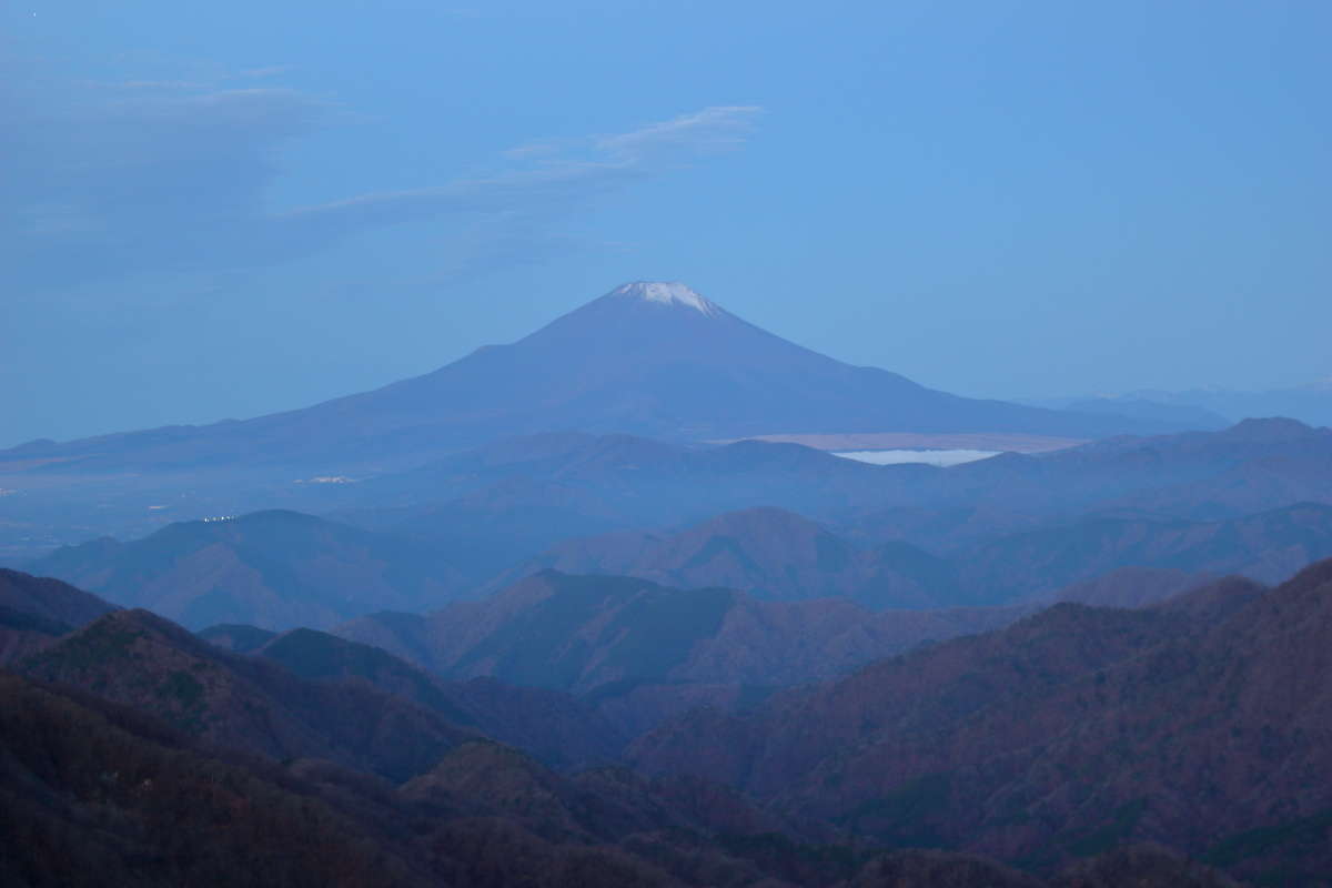 富士山は雲もなくバッチリ！ 山中湖の上にかかる雲もくっきり！