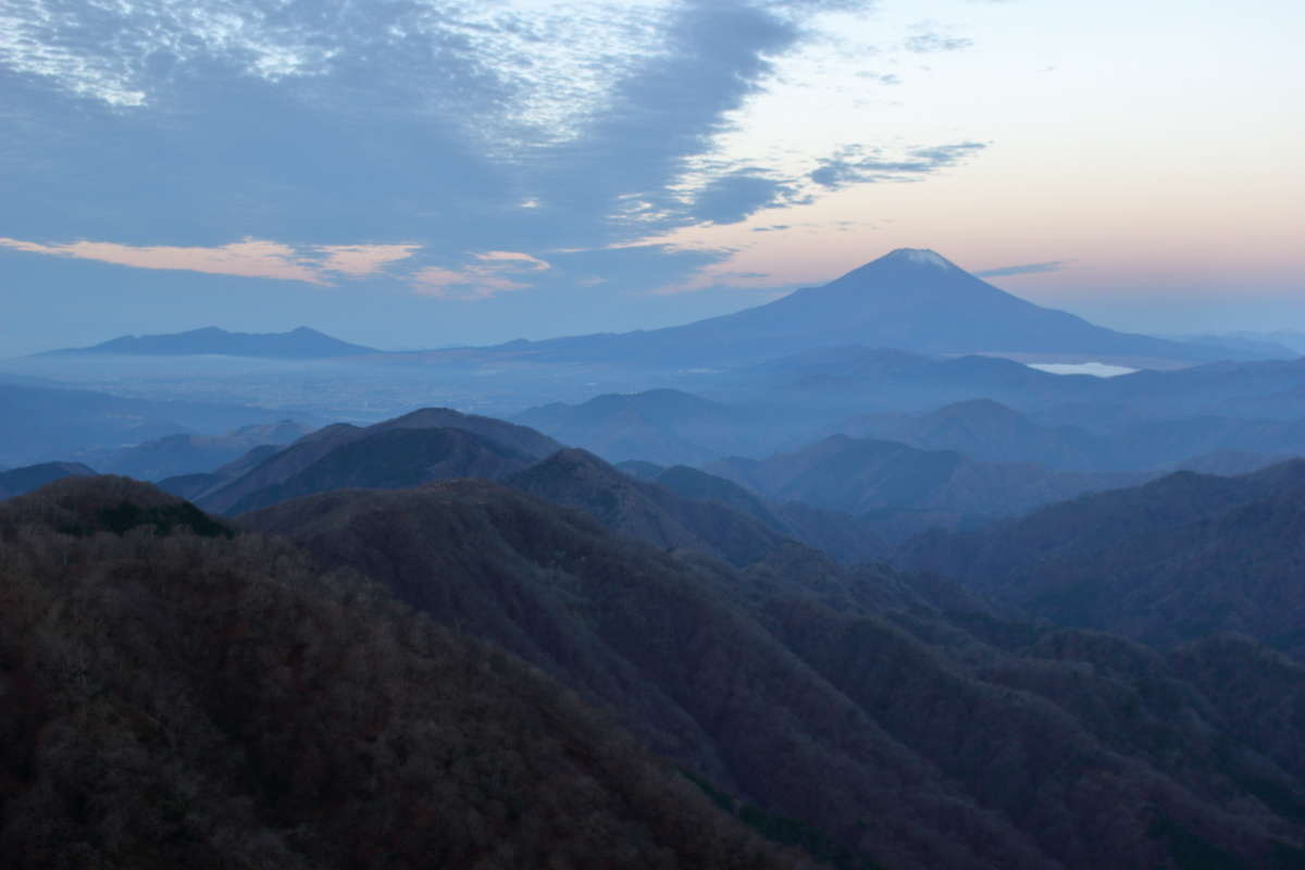 朝日を浴びて、富士山や手前の山々も見えるようになってきました
