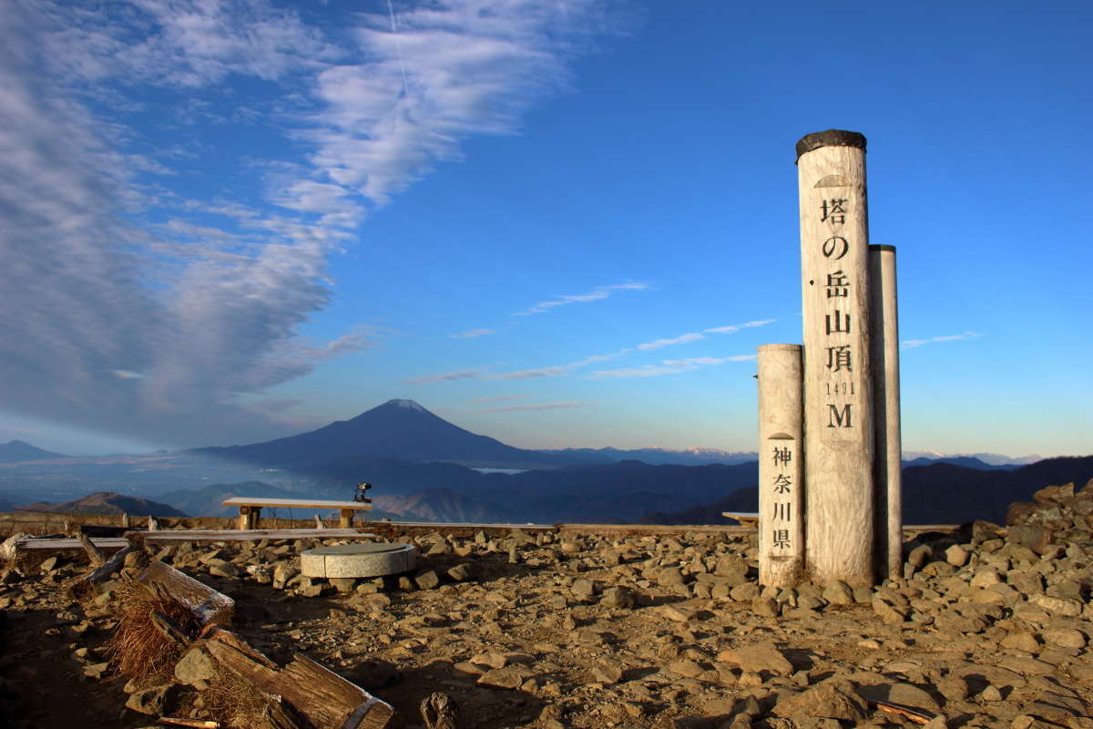 塔ノ岳山頂の標柱と富士山！