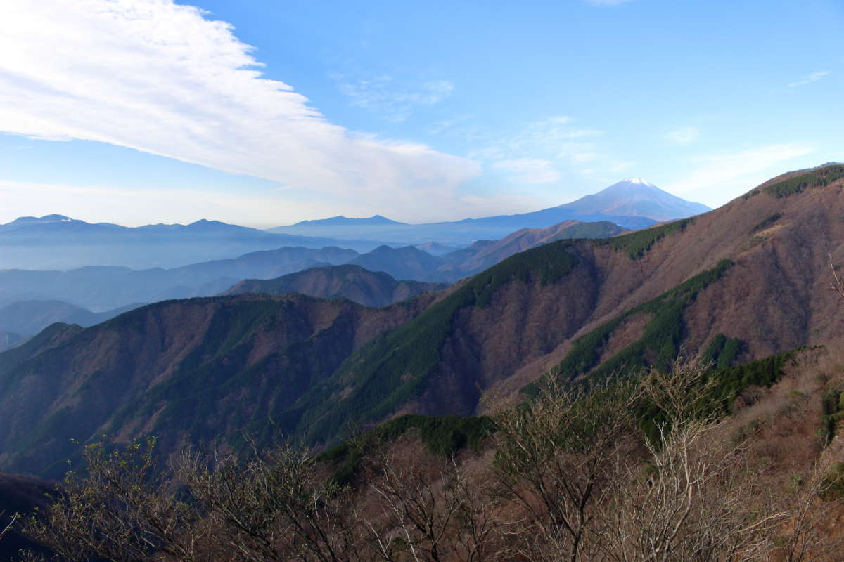 山影に隠れていた富士山が見えるようになってきました