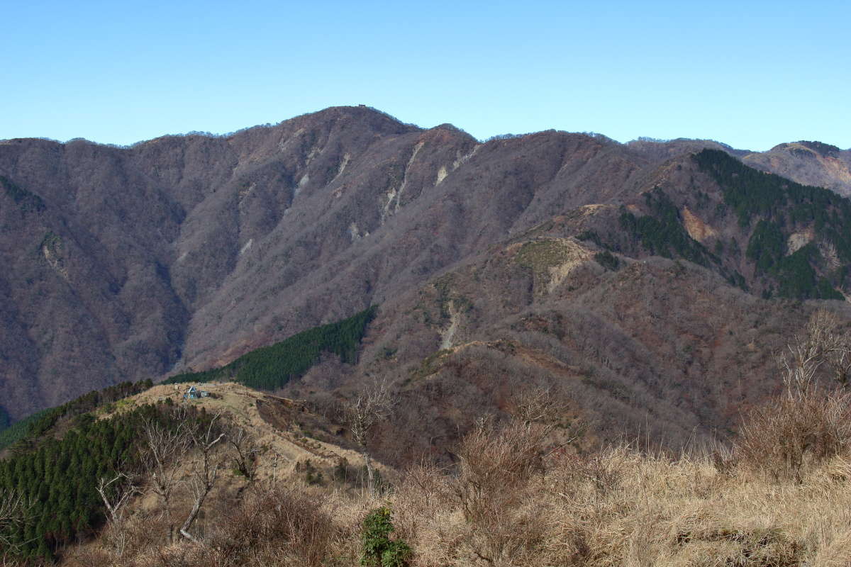 塔ノ岳山頂から歩いてきた表尾根