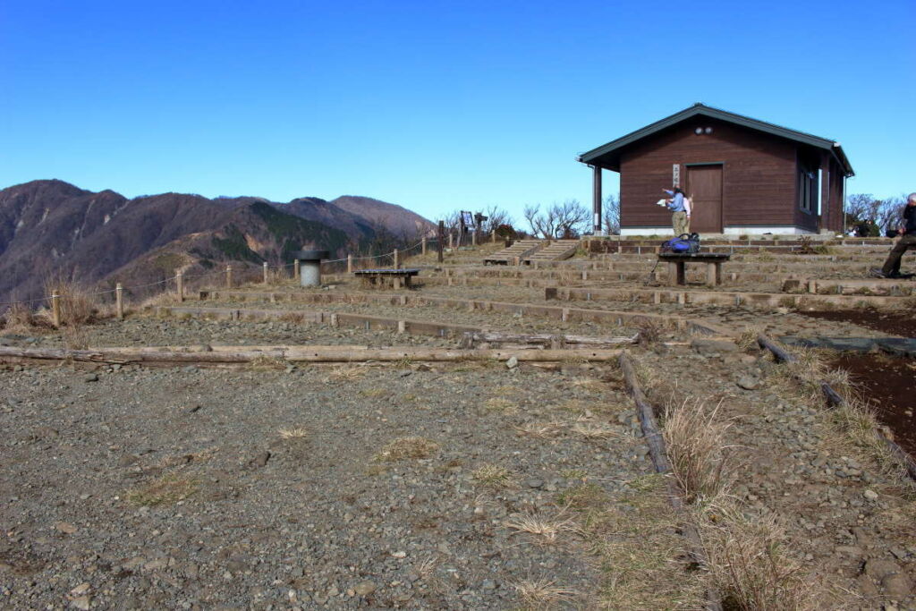 三ノ塔の山頂は結構広く、休憩やお昼にぴったりです