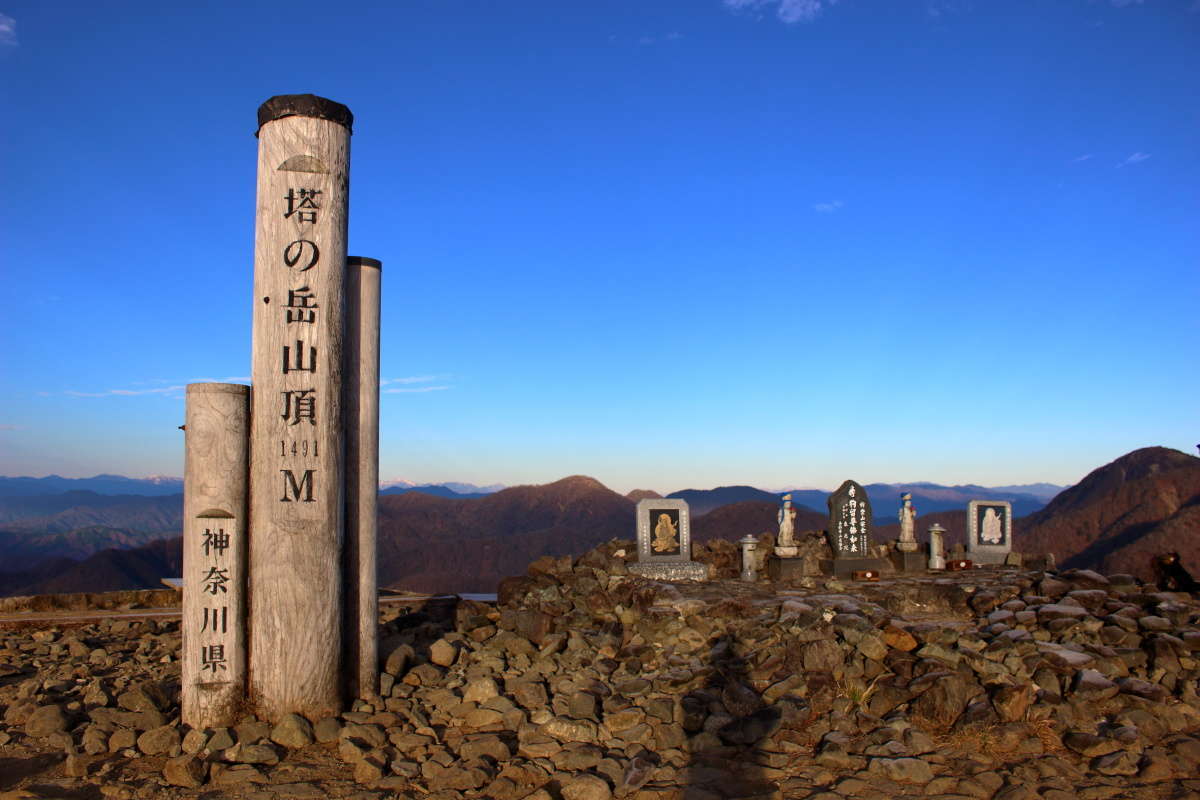 塔ノ岳山頂で迎える清々しい朝