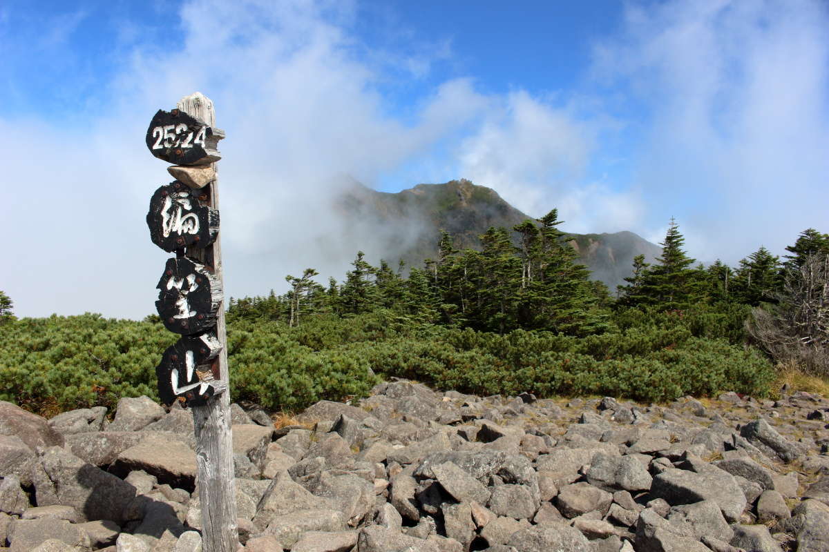 南八ヶ岳の山々を一望できる編笠山の山頂