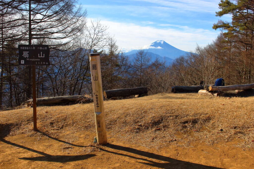 扇山山頂の様子と富士山の眺め
