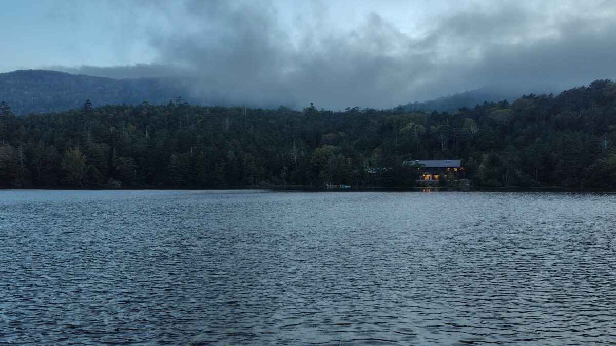 夕暮れの白駒池
