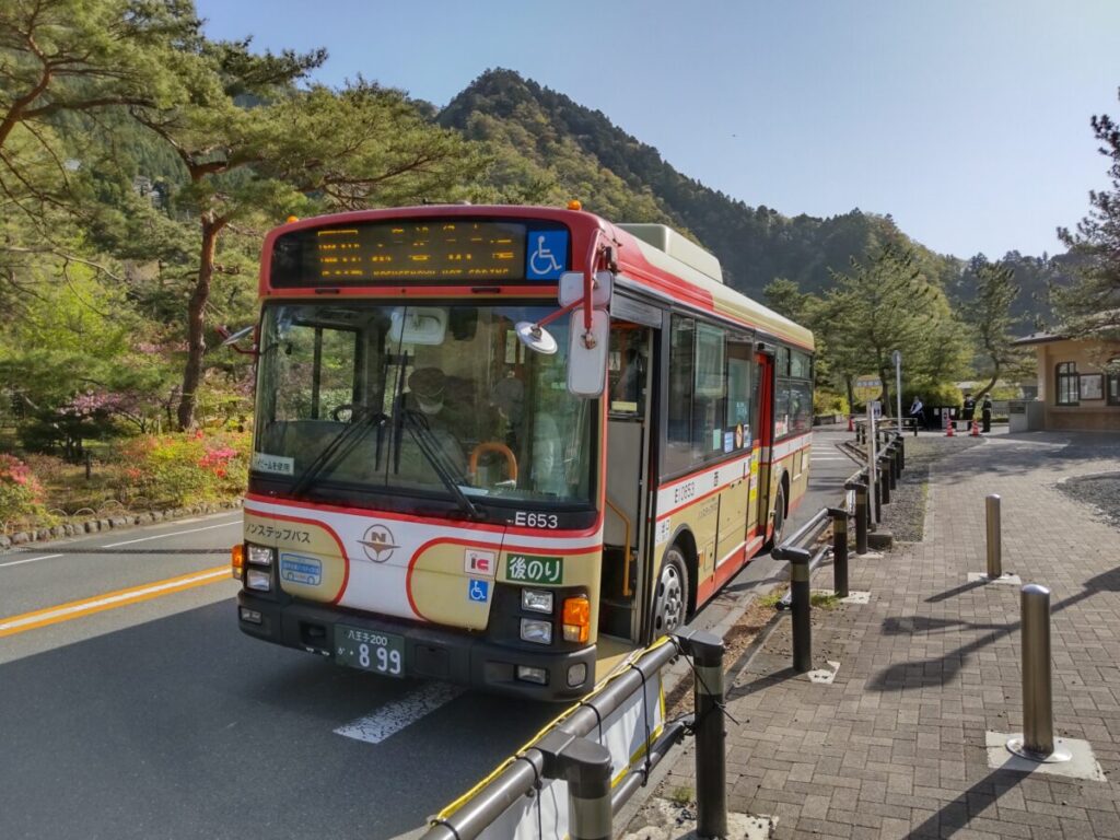 路線バスで奥多摩湖に到着