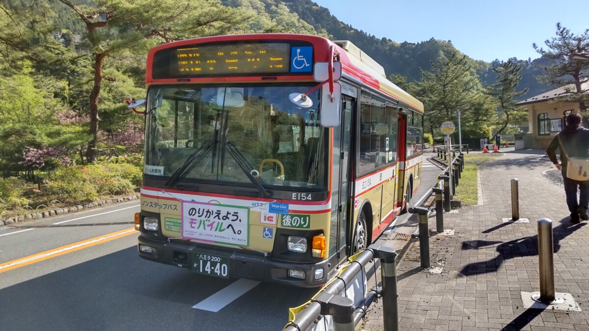 奥多摩湖バス停に到着した西東京バスの路線バス