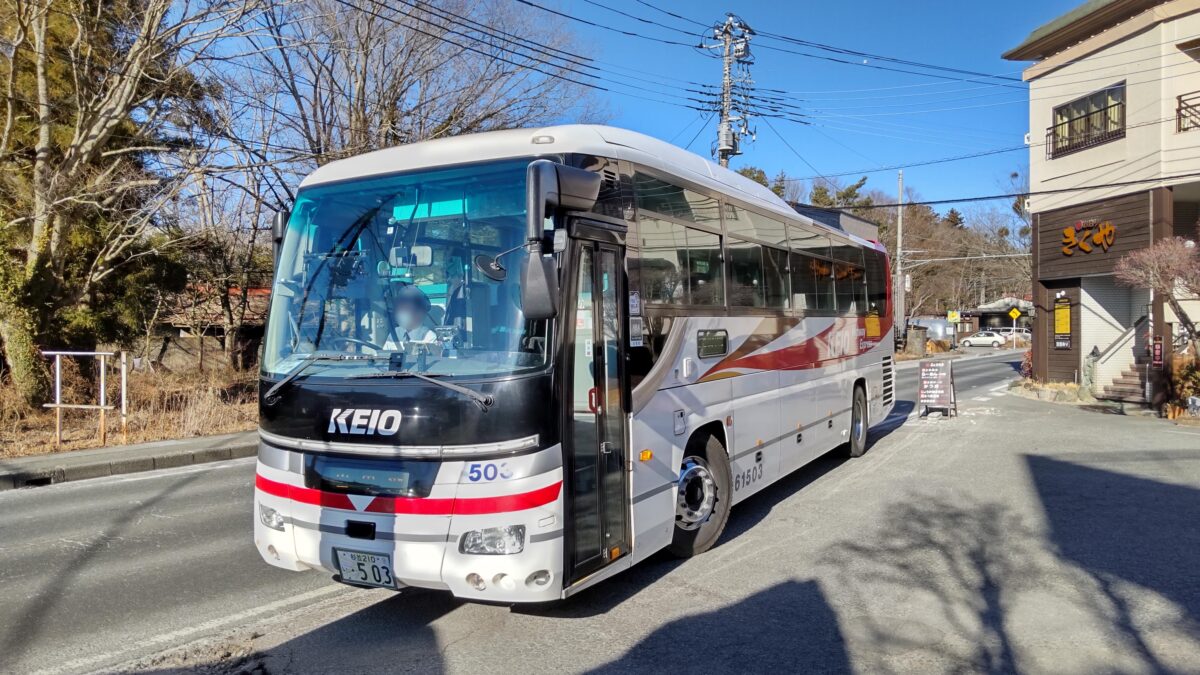富士山山中湖バス停に到着した高速バス