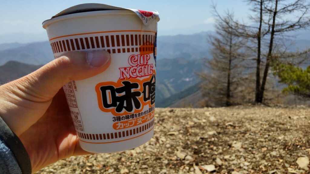 鷹ノ巣山山頂でカップヌードル