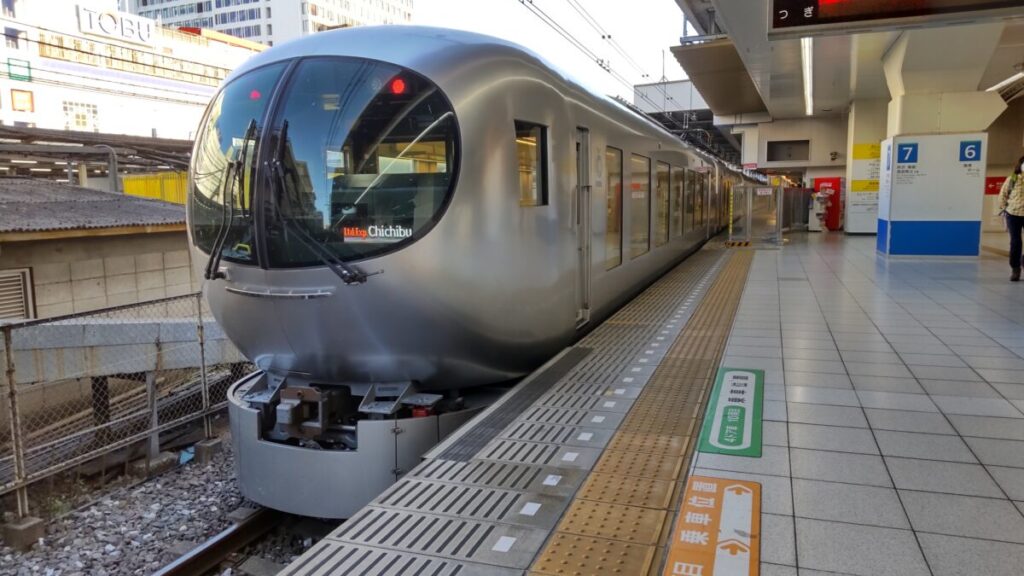 池袋駅に停車中の特急「Laview」」