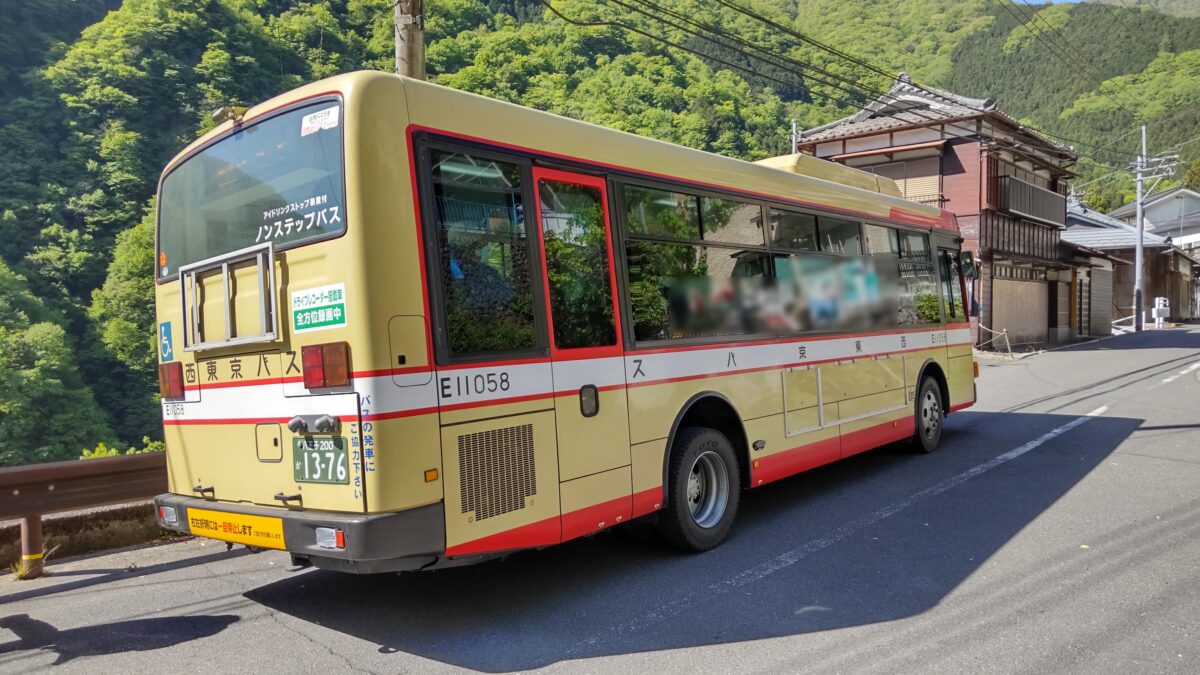 東日原バス停に停車中の西東京バス（鍾乳洞行き）