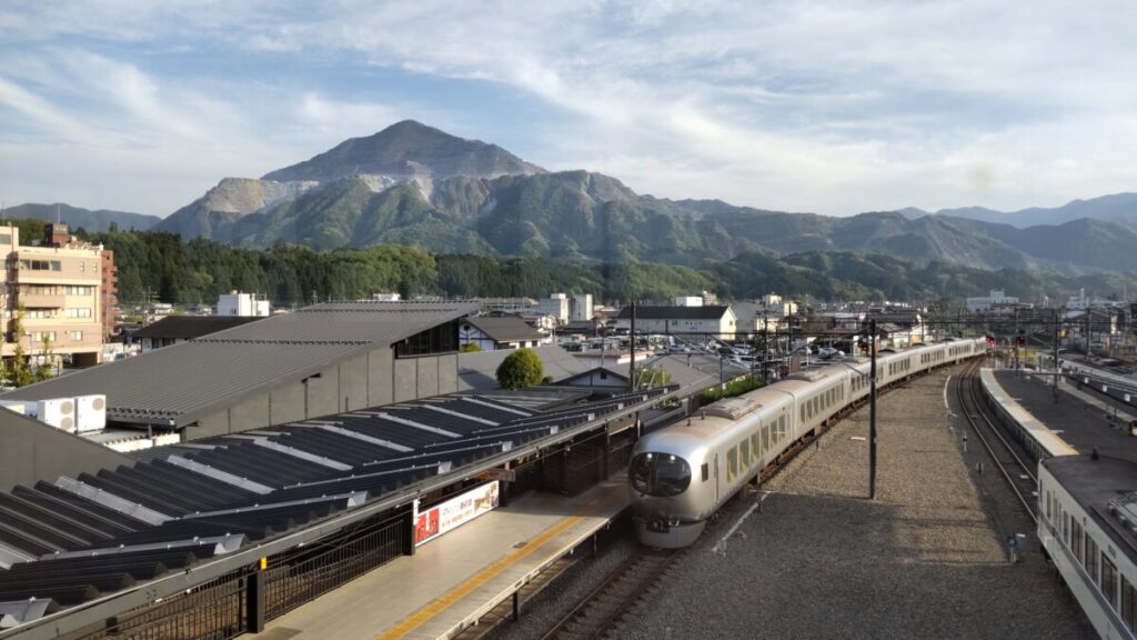 西武秩父駅の跨線橋から眺める武甲山