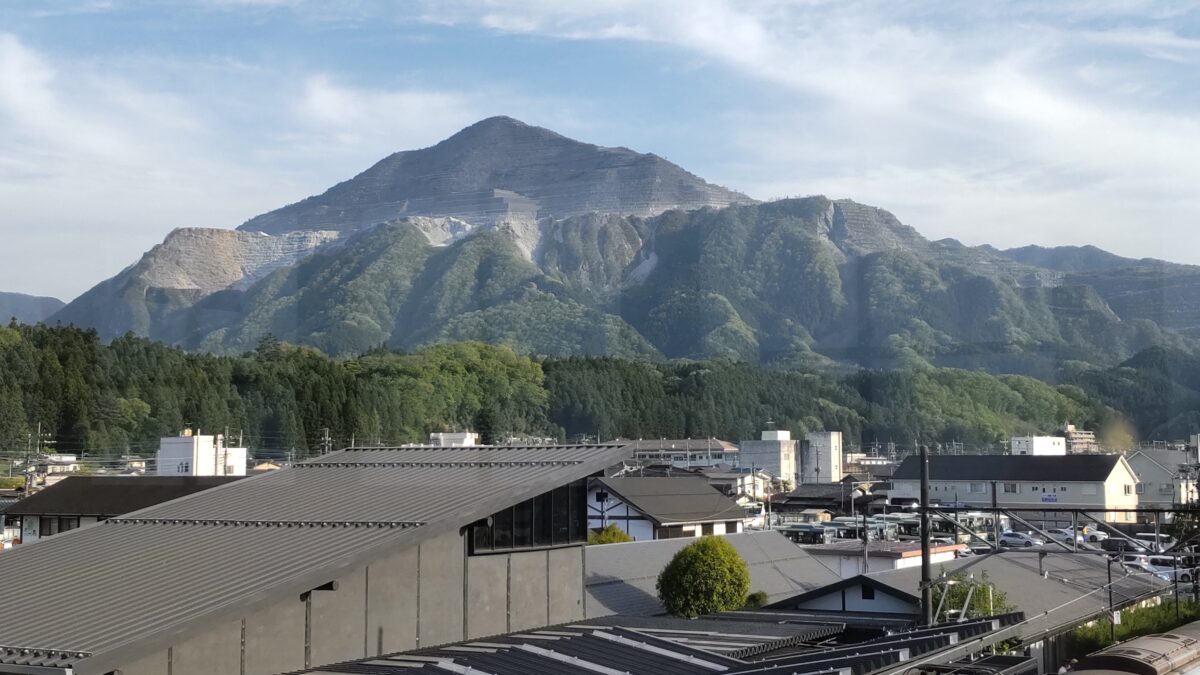 西武秩父駅からの武甲山の眺め