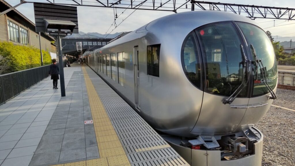 西武秩父駅に停車中の特急「Laview」