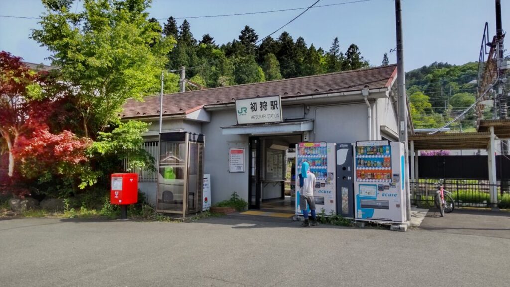 初狩駅の駅舎