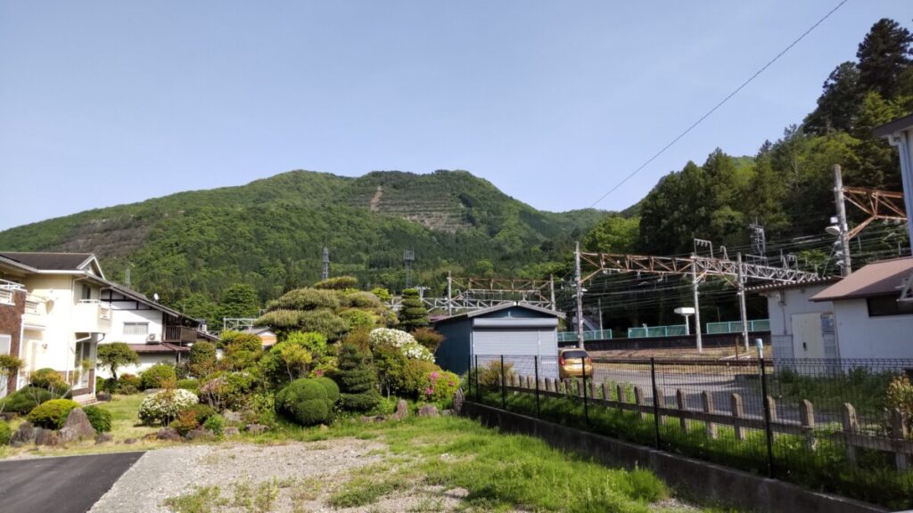 初狩駅のすぐ横にある高川山