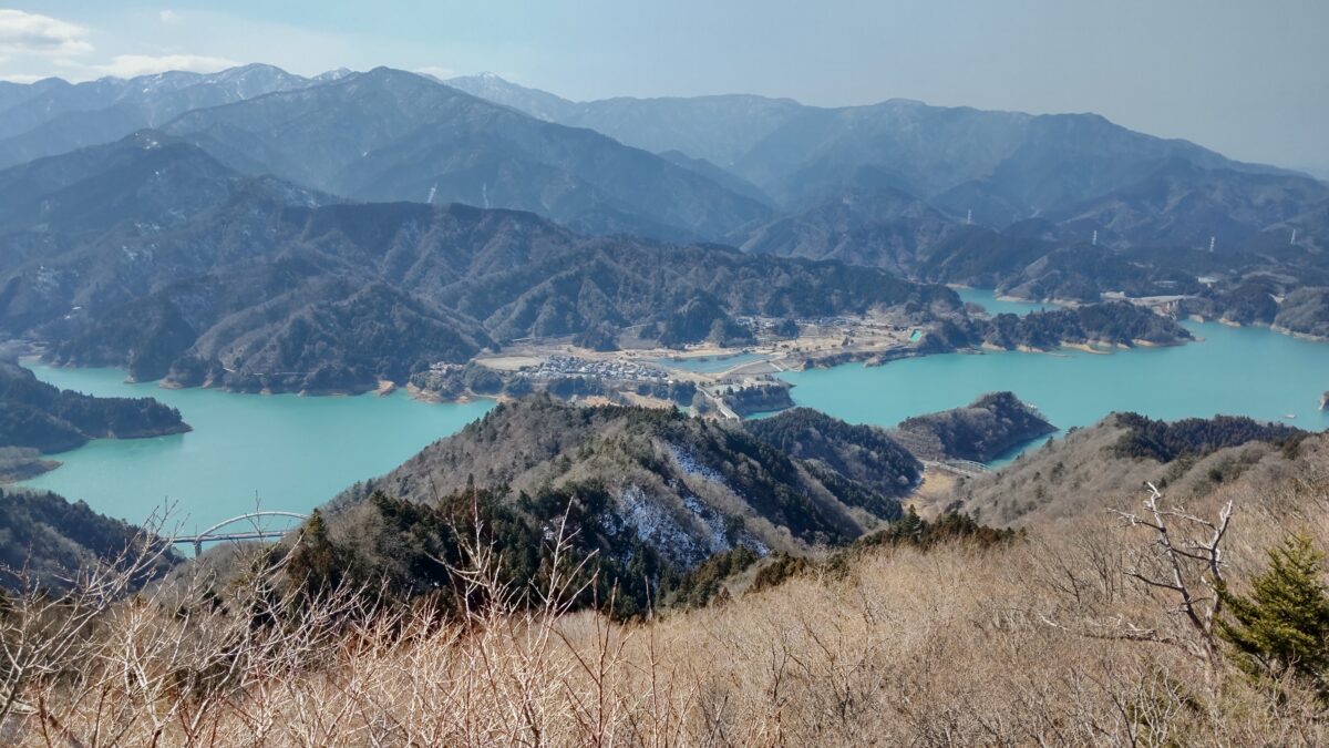高取山山頂の展望台から眺める宮ヶ瀬湖