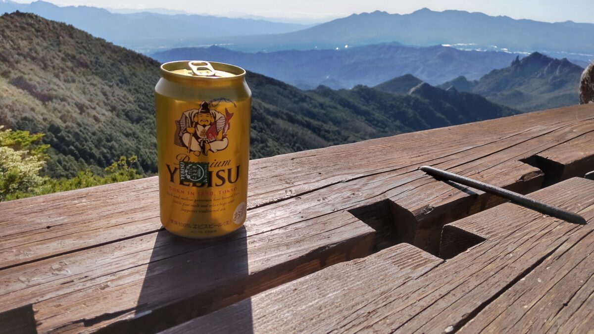 金峰山小屋前の広場で八ヶ岳を眺めながら缶ビールで乾杯！