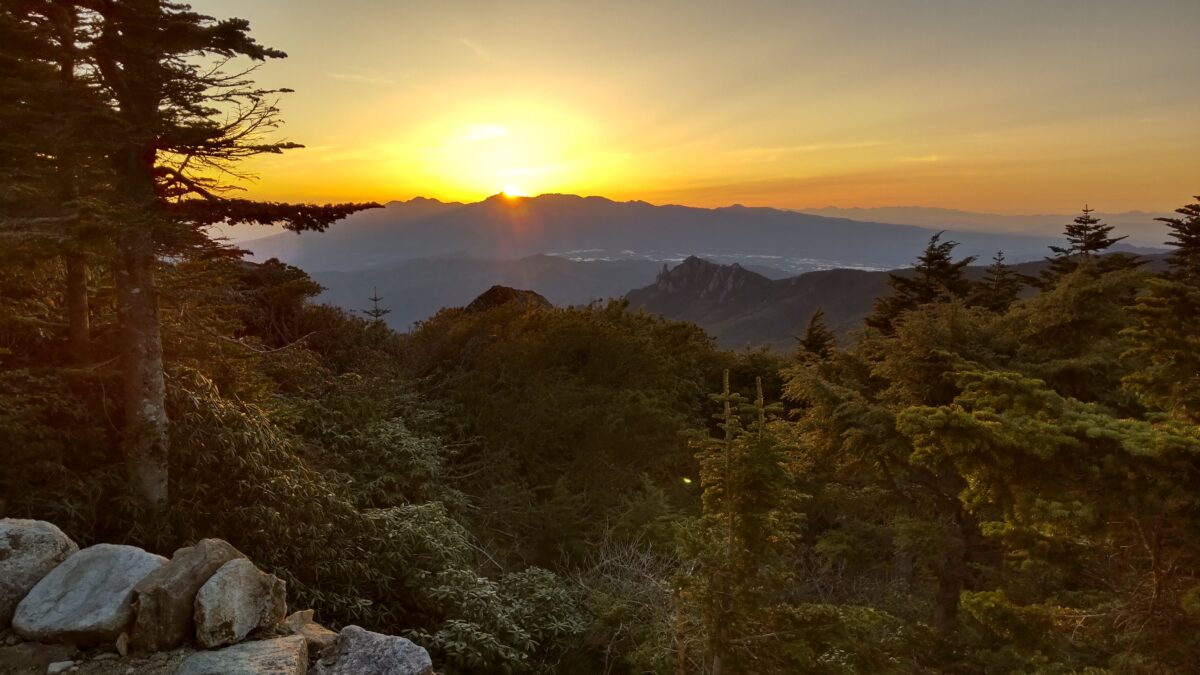 金峰山小屋前から眺める八ヶ岳に沈む夕陽