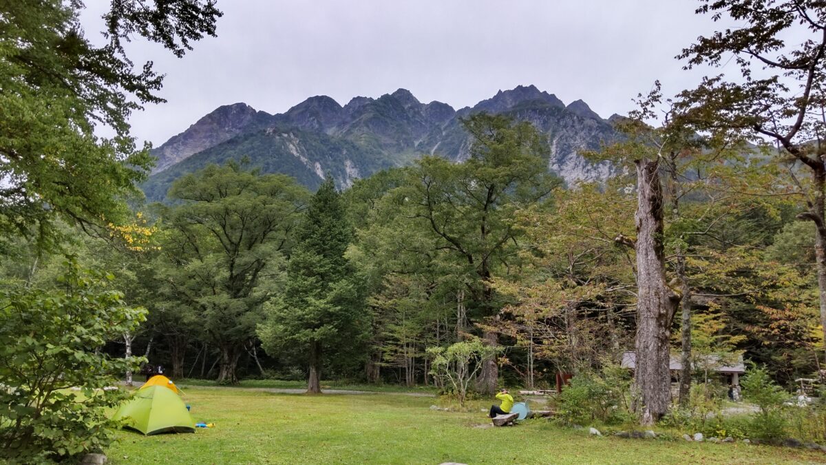 穂高連峰を望む徳澤のテント場
