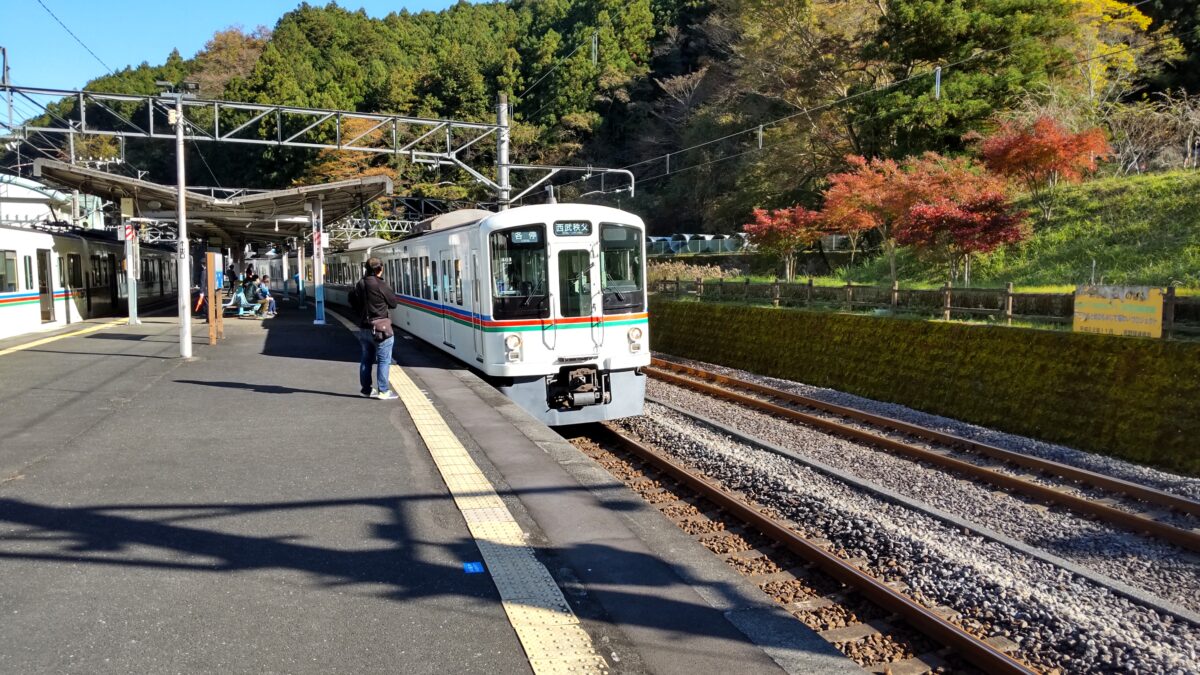 吾野駅に入線する西武秩父行きの電車