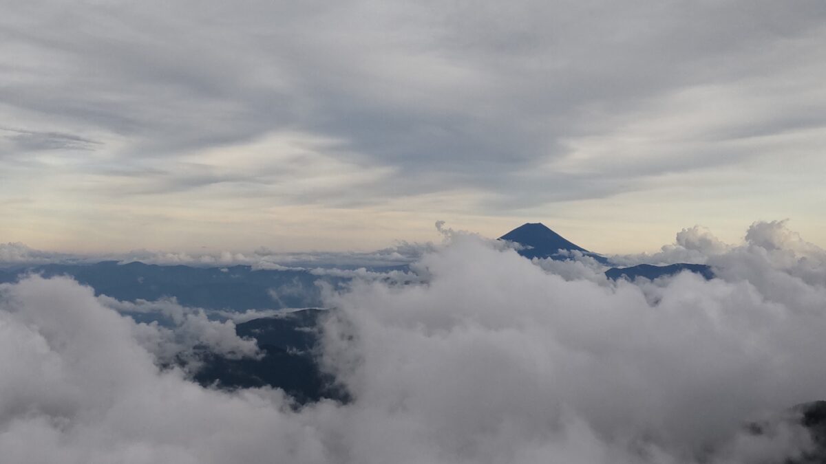 雲間から見える富士山