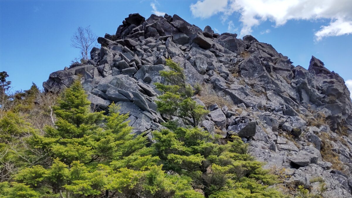 北側から眺めた岩がゴツゴツする乾徳山山頂の姿