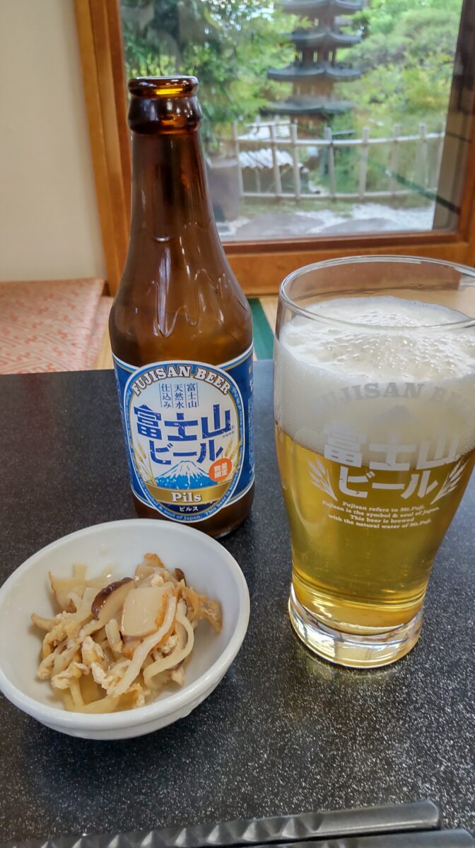 「はやぶさ温泉」の食堂で富士山ビールで乾杯！
