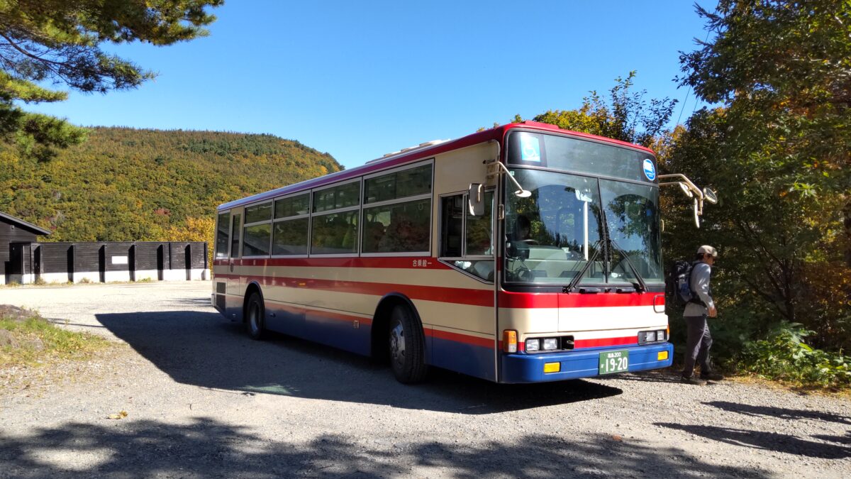 奥岳登山口に到着した路線バス