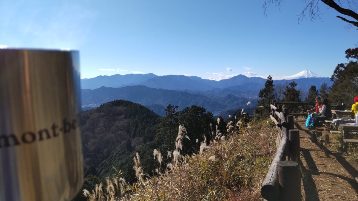 景信山山頂で富士山を眺めながらのコーヒー