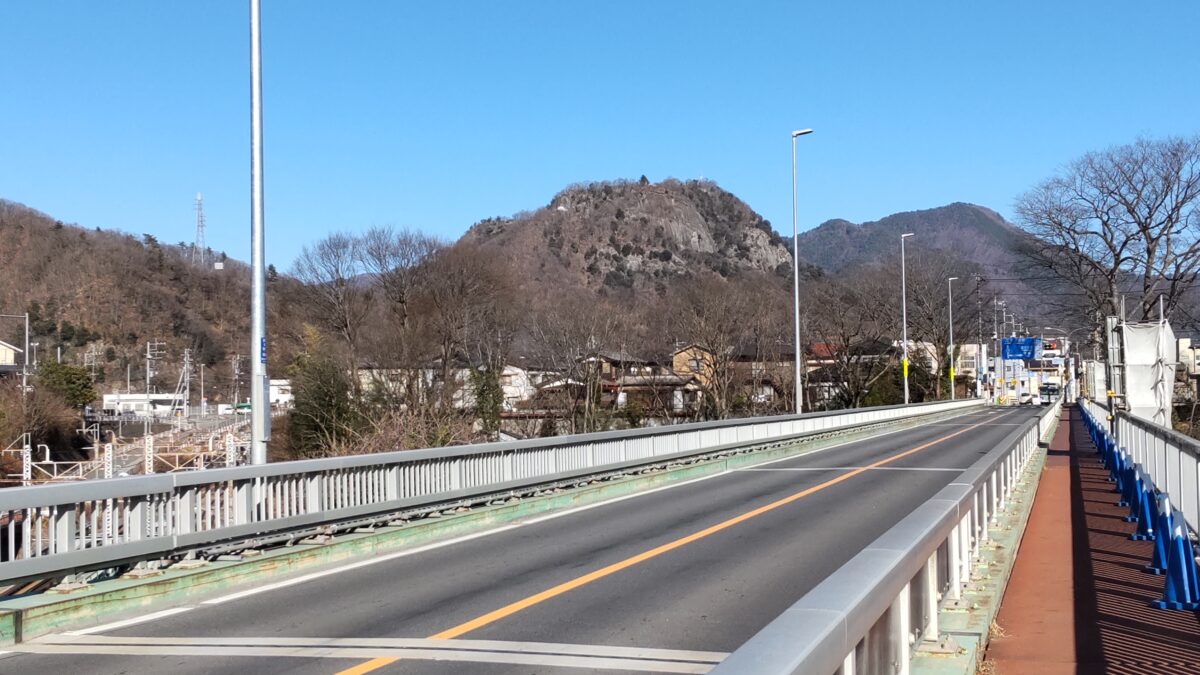 大月駅へ向かう途中の橋の上から眺める岩殿山と百蔵山