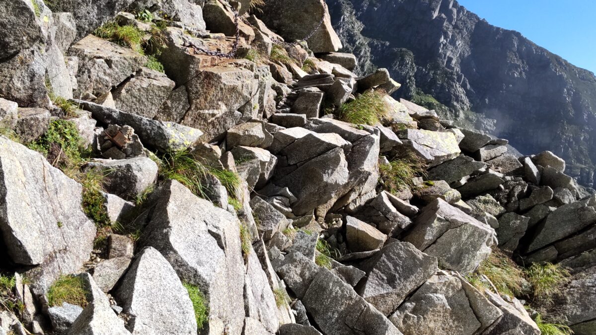滑落防止の鎖がかけられたザイテングラートの登山道