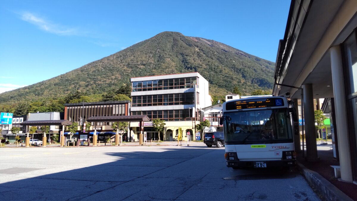 中禅寺温泉バス停から眺める男体山