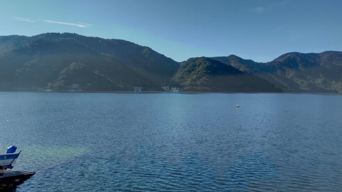 湯元温泉行きバスから眺める中禅寺湖