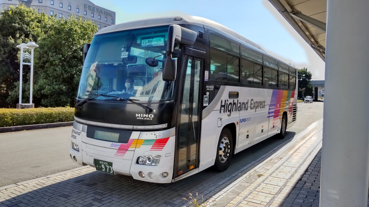 長野駅東口のバス停で発車を待つアルピコ交通の特急バス
