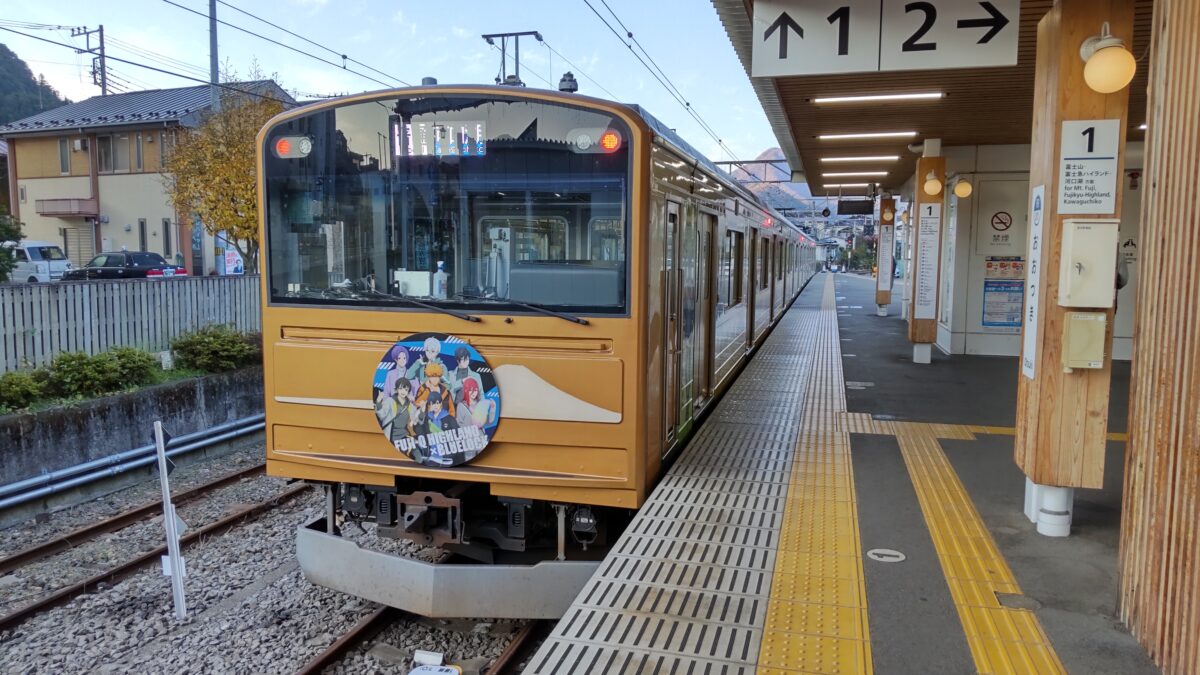 大月駅に停車中の富士急行線の電車