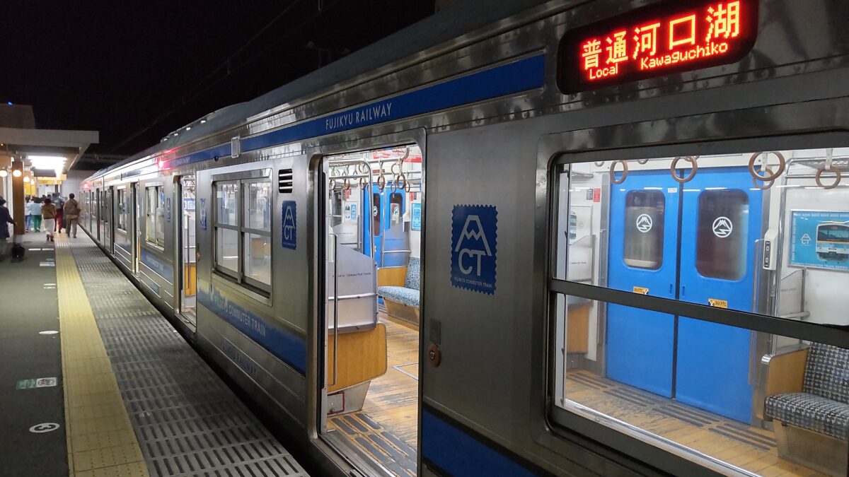 大月駅に到着した富士急行線の電車