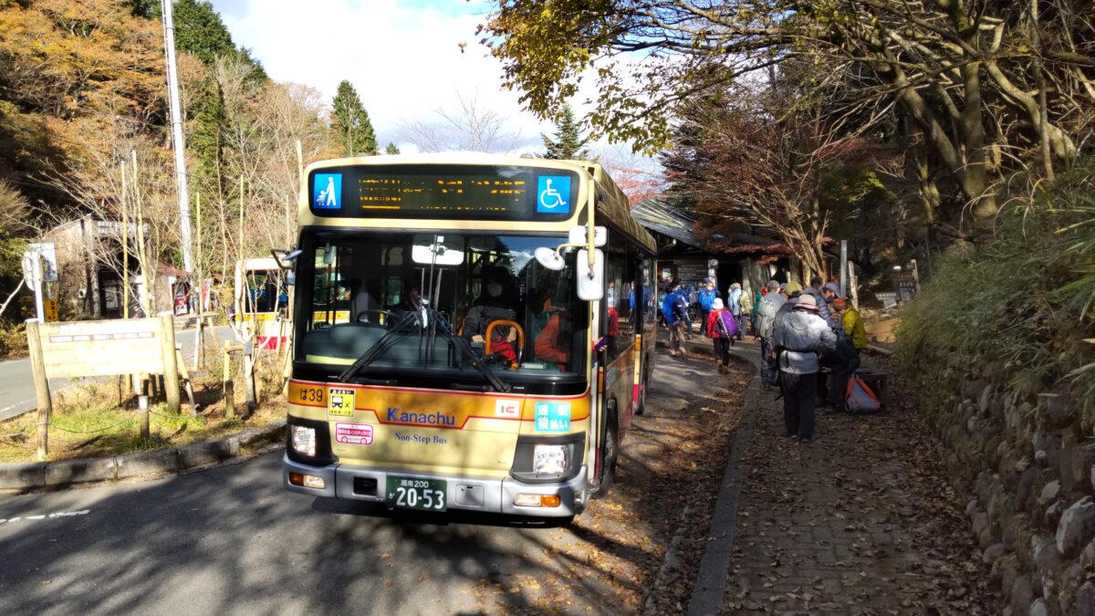 ヤビツ峠に到着した神奈川中央交通の路線バス