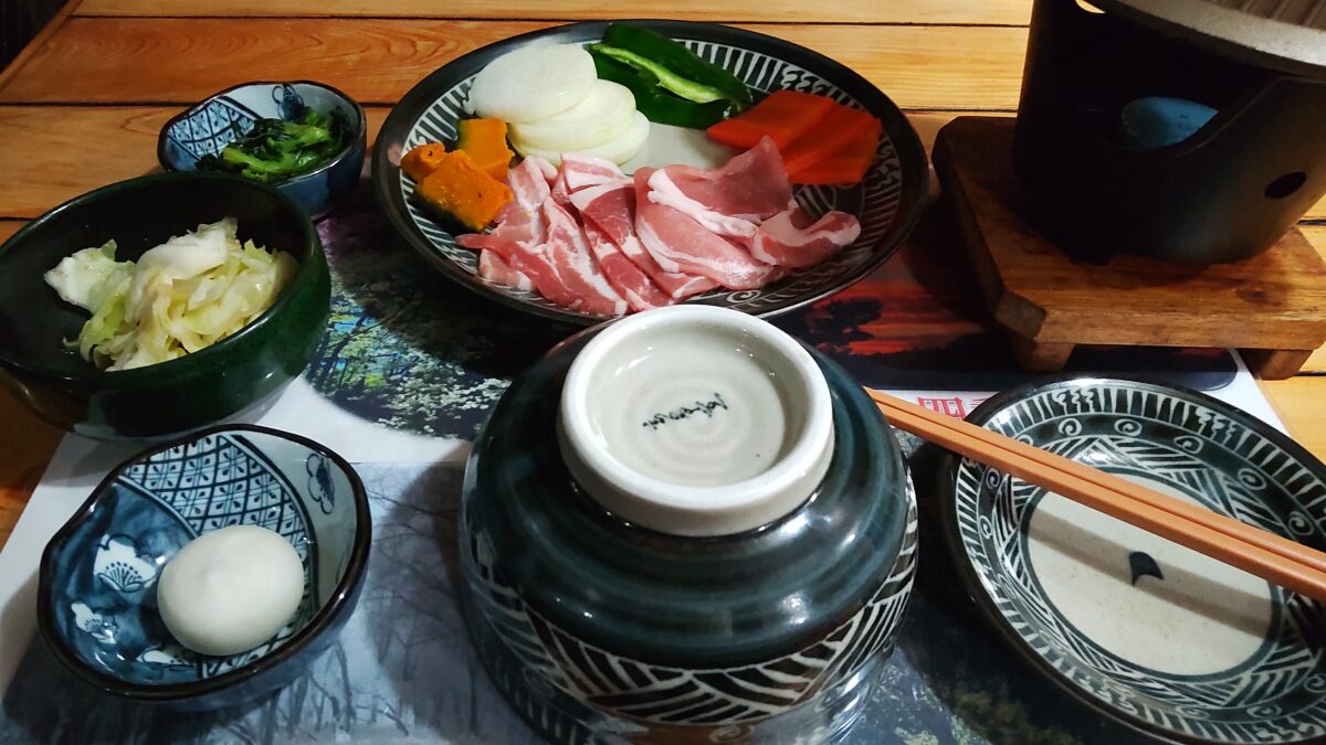 みやま山荘の夕食（陶板焼き）