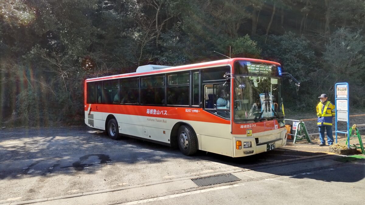 幕山公園のバス停に到着した路線バス