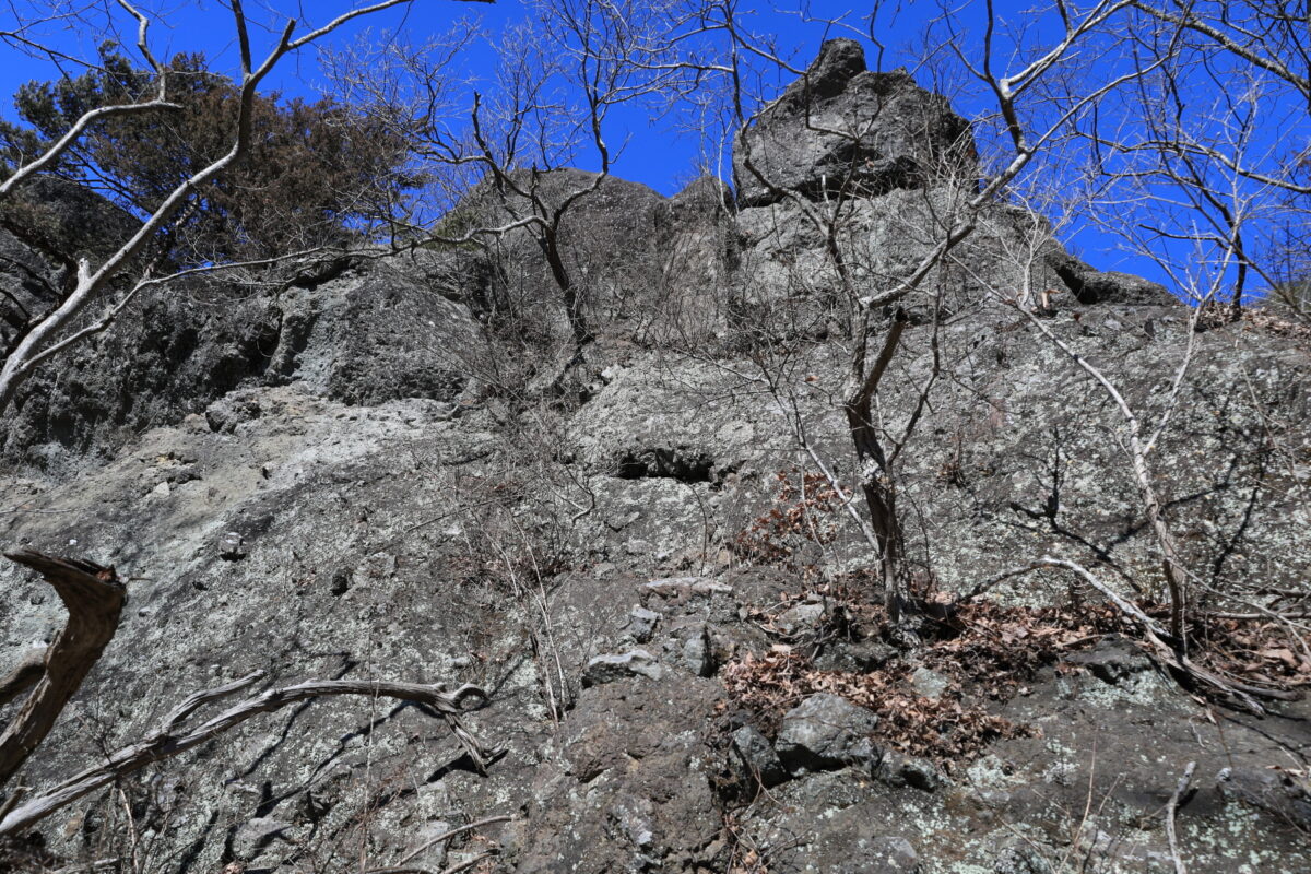 登山道から見上げる大岩