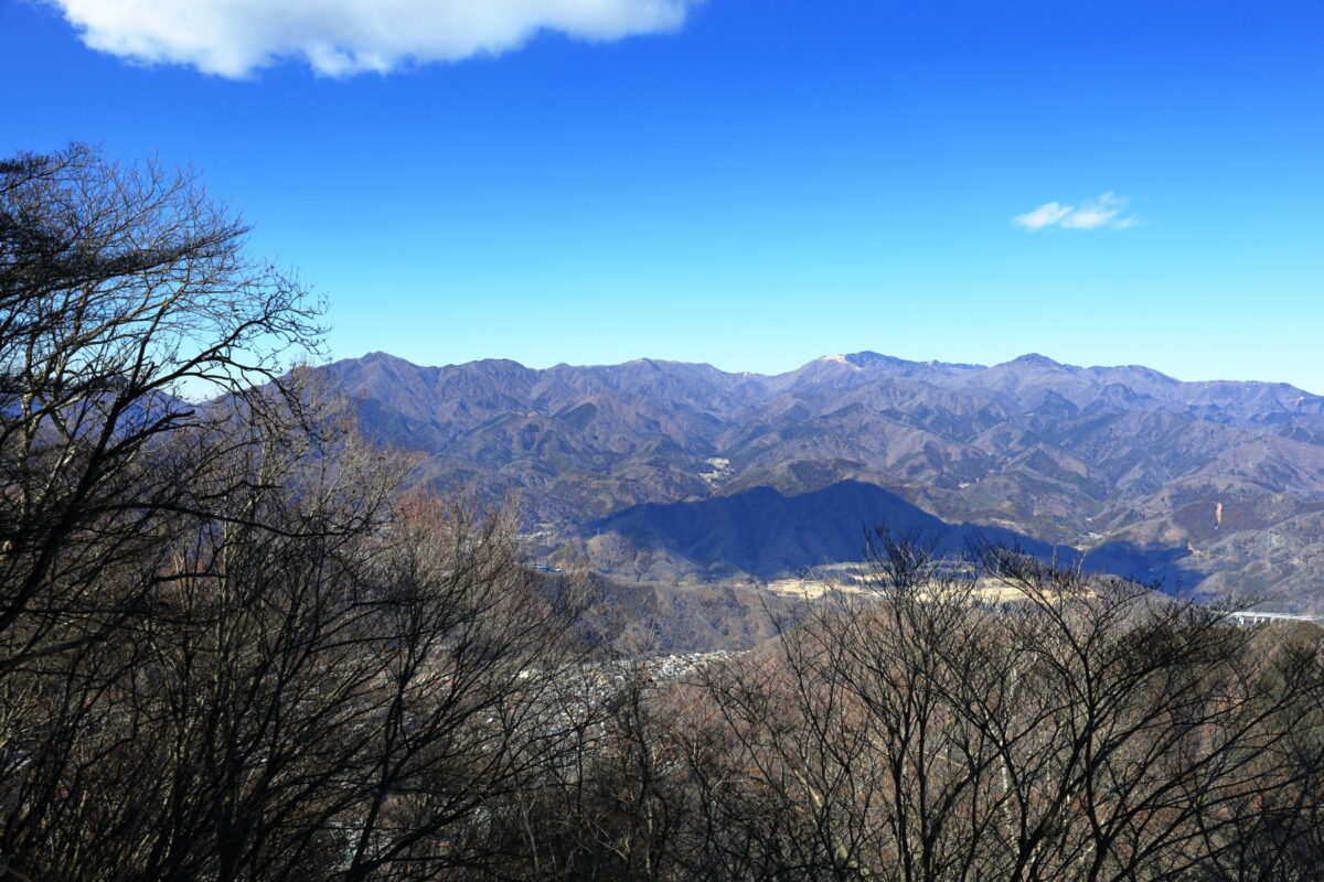 九鬼山山頂からの小金沢連嶺の眺め